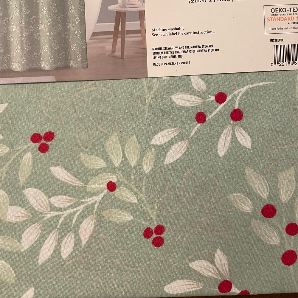 Martha Stewart 72x72 mistletoe shower curtain - Picture 4 of 6